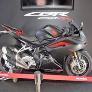 ホンダブースに展示される新型CBR250RR