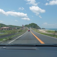 島根県太田市付近の国道9号線を走行中。どこまでも一本道という雰囲気。