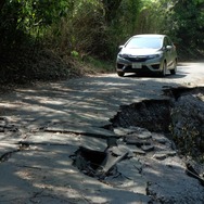 寸断された道路。ここはまだ通行可能。