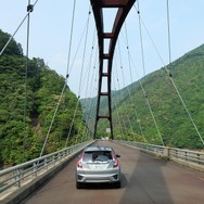 田代八重ダムにかけられた橋を渡る。須木を出てからこの先、西米良村まで1時間半ほどの間、対向車は1台もなし。
