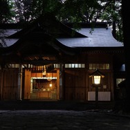 夕暮れの高千穂神社の神殿。静かな佇まいであった。