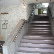 1階から2階までの階段。駅の休止後もビジネスホテルの入口として使われていたせいか、比較的きれいだ。