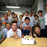 LEXUS TEAM LEMANS WAKO'Sのメンバーが脇阪監督の誕生日をサーキットで祝福。