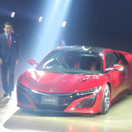 『NSX』に乗って登場したホンダの八郷隆弘社長