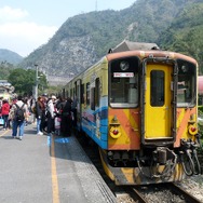 静岡の天浜線と台湾の集集線が姉妹協定を締結。切符の「無償交換」を実施する。写真は集集線の車テイ駅。