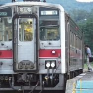 増毛駅で上り列車に乗り込む乗客たち。大半が下り列車の折返し客。