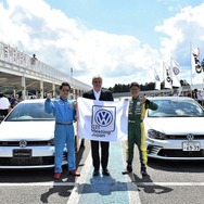 左からレーシングドライバーの中谷明彦選手、フォルクスワーゲングループジャパン代表取締役のティル シェア氏、荒聖治選手