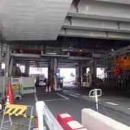 銀座線渋谷駅工事（11月5日）。完成時には橋脚の数が減る。