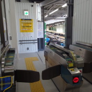 銀座線渋谷駅工事（11月5日、報道見学会）。降車ホームのエレベーター専用改札口そばの窓から今回の工事区間は見える。この写真の背後に当たる。