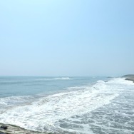 一ッ葉道路のパーキングから海岸へ。渺茫とした日向灘の景色は格別。南の彼方に奇岩「鬼の洗濯板」がある青島が見える。