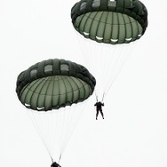 今年の訓練では初めて米軍も参加。特殊部隊（グリーン・ベレー）所属の隊員が大型ヘリからの降下を披露している。