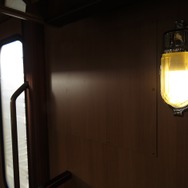 銀座線の「名物」だった「瞬間消灯」を再現するため予備灯も設置された。
