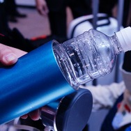 携行可能なボトルタイプの冷却機では、500mlサイズの凍らせたペットホドルを冷却材として使用する。溶けたらコンビニで代替品を買い、中身は飲めばよい。