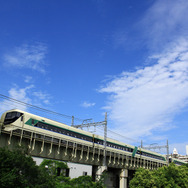 東武鉄道は4月21日にダイヤ改正を実施する予定。新型車両「リバティ」の導入に伴い特急列車を増発する。画像は東京スカイツリー付近を走る「リバティ」のイメージ。