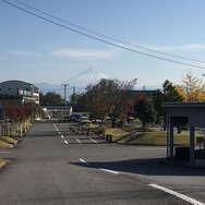 登坂、踏切の練習用のコース前方には富士山が見える。