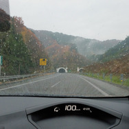 磐越自動車道をクルーズ中。冷たい雨の高速は電費に厳しいコンディションだ。