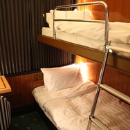 ロイヤルシングル：エキストラベッドも含めて寝台をセットした状態。2段ベッドになる。