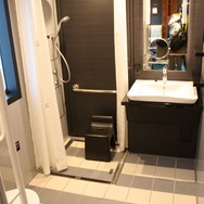 ロイヤルツイン（ユニバーサル仕様）：4号車のロイヤルツインは車椅子でも利用しやすいようリビングやトイレ・洗面台・シャワースペースが広く取られている。