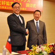西武と台湾鉄路2015年に友好協定・姉妹鉄道協定を締結した。写真は台湾鉄路の周局長（左）と西武HDの後藤社長（右）。