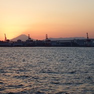 富士山の肩に日没する瞬間。
