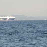 東京湾の中ノ瀬航路を行きかう貨物船たち。その向こうには房総半島が。