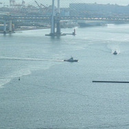 2月28日の午前8時すぎ、横浜ベイブリッジを通過して入港するナッチャンWorld。