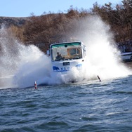 水陸両用バス「YAMANAKAKO NO KABA」で春節の機会に来日する観光客を「熱烈歓迎」。