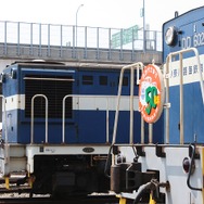 50周年記念ヘッドマークを掲げた神奈川臨海鉄道のディーゼル機関車。これ以外にもさまざまな貨車や機関車が展示された。