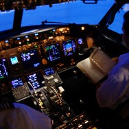 JALのパイロットは基本的な対応を身につけており、言語技術教育によって意思疎通も問題なく行えるので、初対面同士であっても非常対応に問題はない。