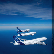 初の編隊飛行を行うA350 XWBとA330、A380