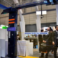 「鉄道技術展」の日本信号ブースに展示されていた、同社が開発した昇降式ホームドア