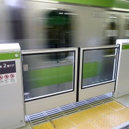 山手線の駅で整備が進むホームドア。JR東日本の本年度の設備投資計画では御徒町駅や鶯谷駅など7駅でホームドアの使用を開始することが盛り込まれた。