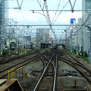 「快速山梨富士4号」は錦糸町駅の手前で中央・総武緩行線から総武快速線に移る（別日に撮影）