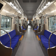 仙台市地下鉄東西線2000系の車内。座席は青が基調だ
