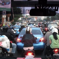 ジャカルタ市内で大渋滞中の車窓より