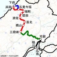広浜鉄道は島根県側の三段峡～石見今福～下府・浜田間（赤・青）が開業することなく「幻の鉄路」に。広島県側の横川～三段峡間は開業したが、このうち可部～三段峡間（緑）が既に廃止されている。