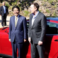 安倍首相とテスラモーターズのイーロン・マスクCEO（今年4月）