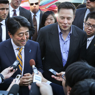 安倍首相とテスラモーターズのイーロン・マスクCEO（今年4月）