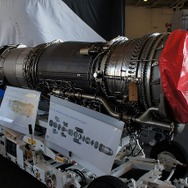 艦内の格納庫に展示されていたF/A-18戦闘機用のエンジン。