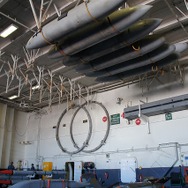 戦闘機用の増槽タンクは天井に吊って保管する。