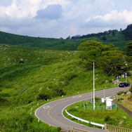 山口県のまんなか付近に位置する、日本最大級のカルスト台地「秋吉台」もドライブスポットとして人気