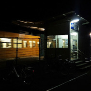 無人駅の草江駅。列車が去ると、あたりは再び静まり返る