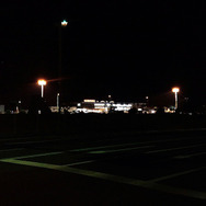 草江駅前から見えた山口宇部空港。空港へと案内する表示や導線などはほとんどない