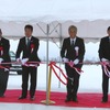 テープカットする野地横浜ゴム社長（右から2人目）と西川旭川市長