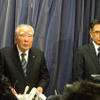 18日、国交省で会見したスズキの鈴木修会長、鈴木俊宏社長