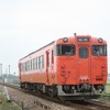 朱色一色のキハ40系はJR西日本でも見られるが、こちらは経費節減策の意味合いが強い。写真はJR西日本の城端線を走るキハ40形。