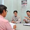 HKS 自動車開発部6課の今井達也課長（左）と矢部健司主任（右）