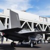 最新鋭のステルス戦闘機「F-35A」の実物大モックアップを展示。模型とはいえ、最新鋭機と同じ形をしたものに接近できるというのは見逃せないチャンス。