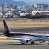 愛知県営名古屋空港の誘導路を進むMRJ初号機。