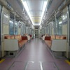長堀鶴見緑地線の車内デザインは淡い桜色で統一されている。